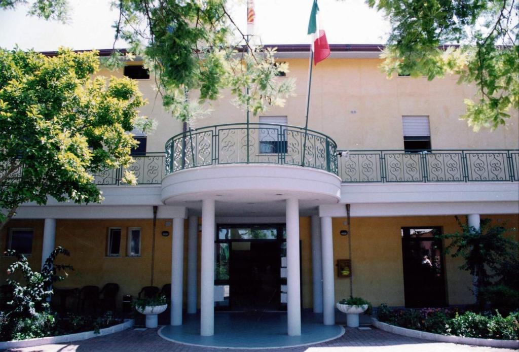 un edificio con balcón en la parte superior en Hotel Mercede 2, en San Felice Circeo