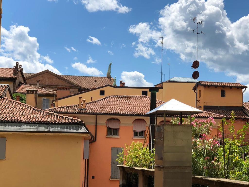 widok na dachy domów w mieście w obiekcie Hotel Panorama Bologna Centro w Bolonii
