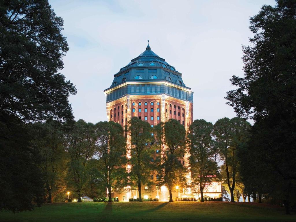 um edifício alto com uma cúpula em cima em Mövenpick Hotel Hamburg em Hamburgo