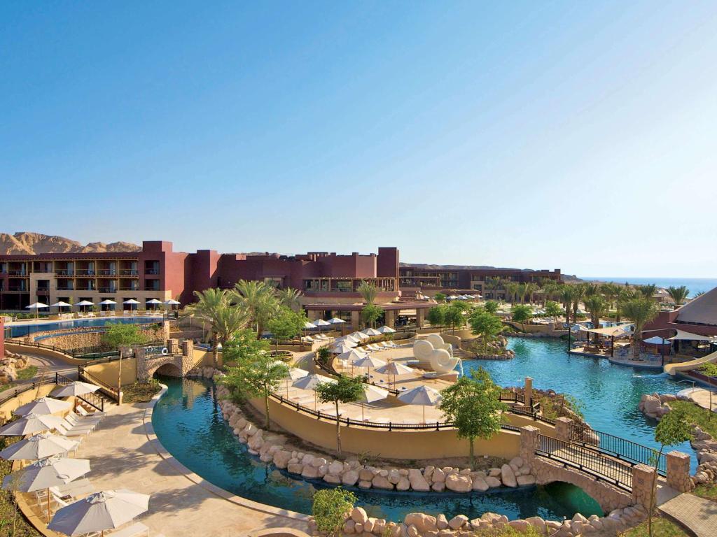 una vista aerea di un resort con parco acquatico di Mövenpick Resort & Spa Tala Bay Aqaba ad Aqaba