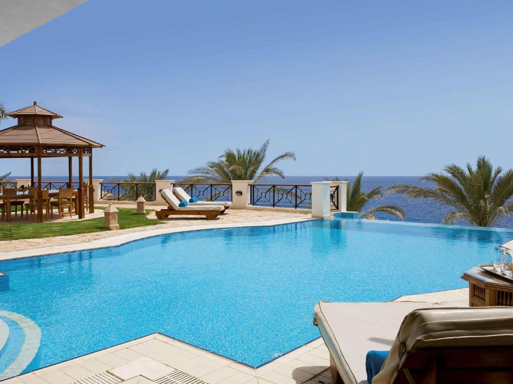 Bazén v ubytování Movenpick Resort Sharm El Sheikh nebo v jeho okolí