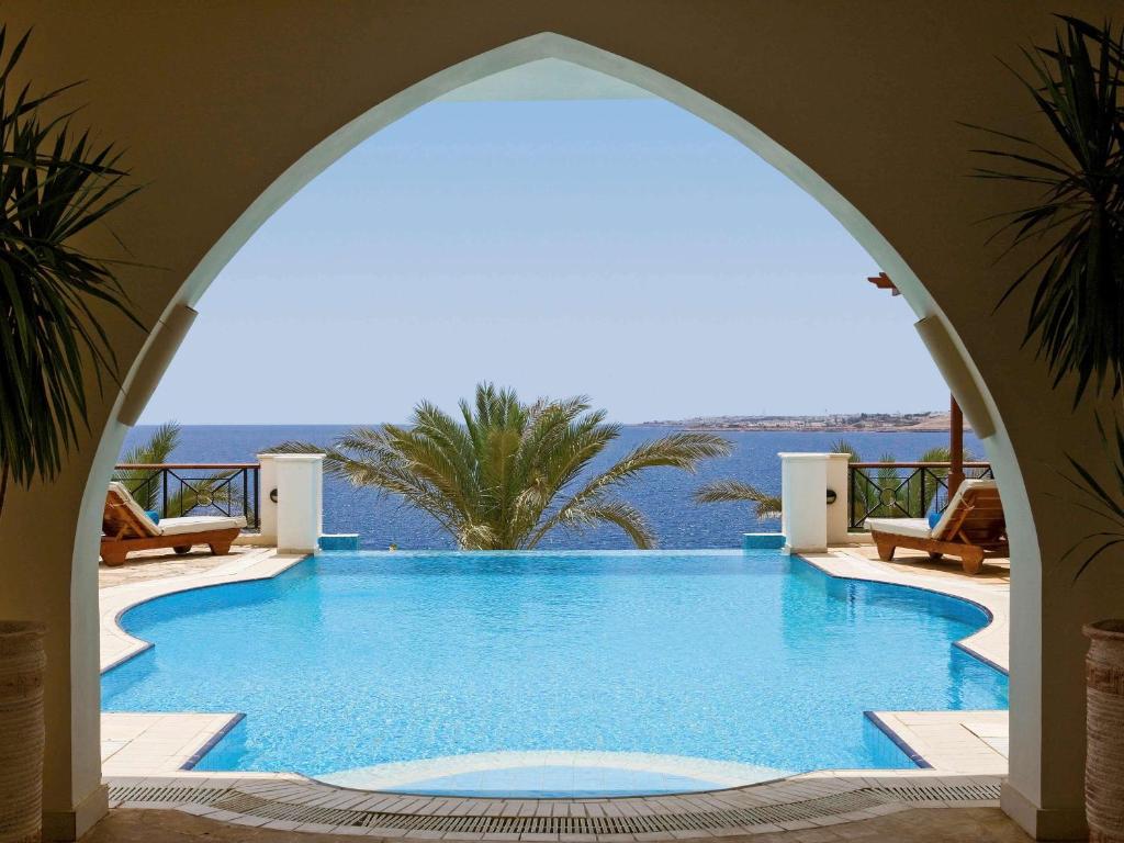 Bazén v ubytování Movenpick Resort Sharm El Sheikh nebo v jeho okolí