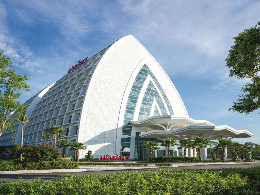 eine Darstellung des mgm Hotels und des Casinos in der Unterkunft Movenpick Hotel & Convention Centre KLIA in Sepang