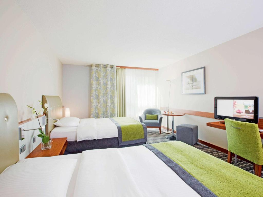 Postel nebo postele na pokoji v ubytování Mövenpick Hotel Zurich Airport