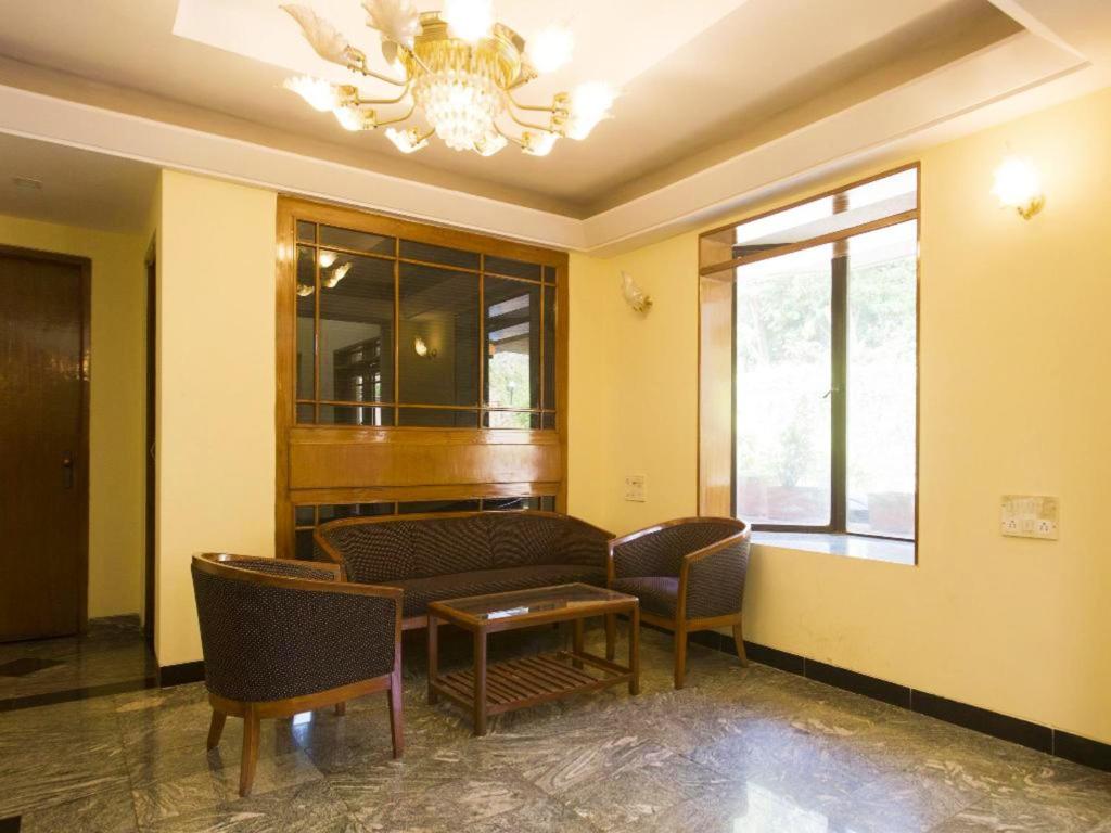 Posezení v ubytování The Dhanhills - a valley view hotel in panchgani