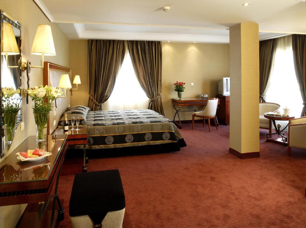 Posteľ alebo postele v izbe v ubytovaní Piraeus Theoxenia Hotel