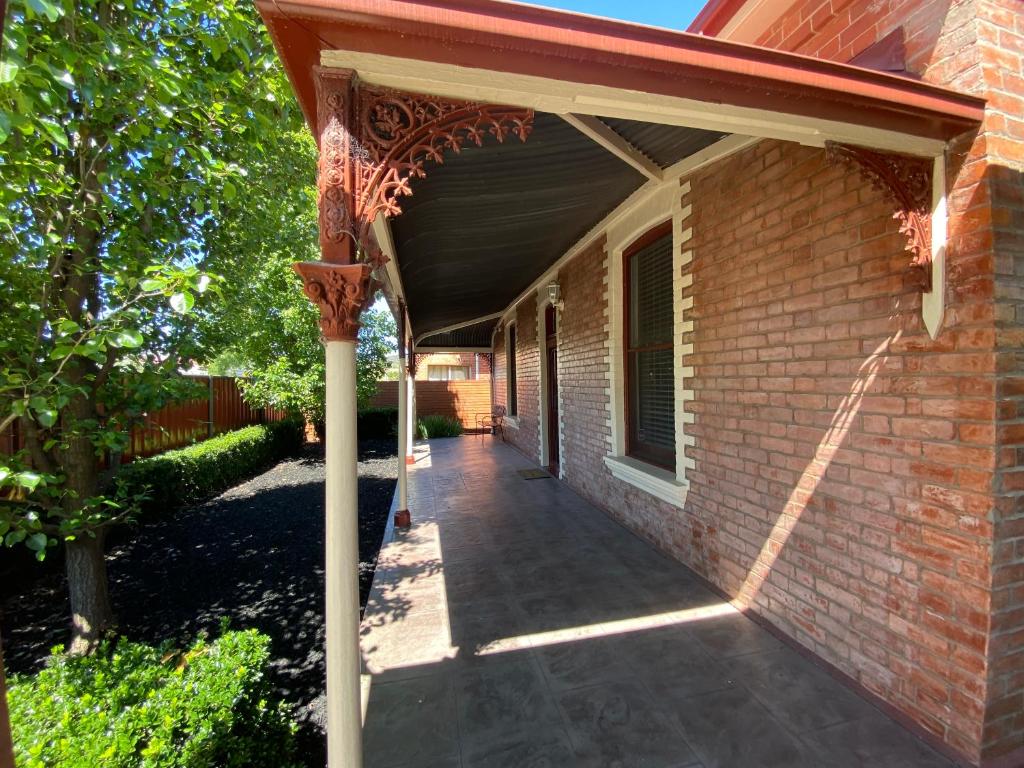 Un porche de una casa de ladrillo con un arco en A Cozy 3BR Retreat! CBD, Garden, Pets & Parking, en Albury