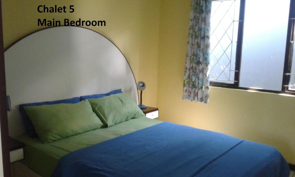 Een bed of bedden in een kamer bij Shore Breakers