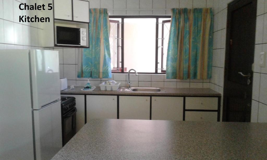 Een keuken of kitchenette bij Shore Breakers