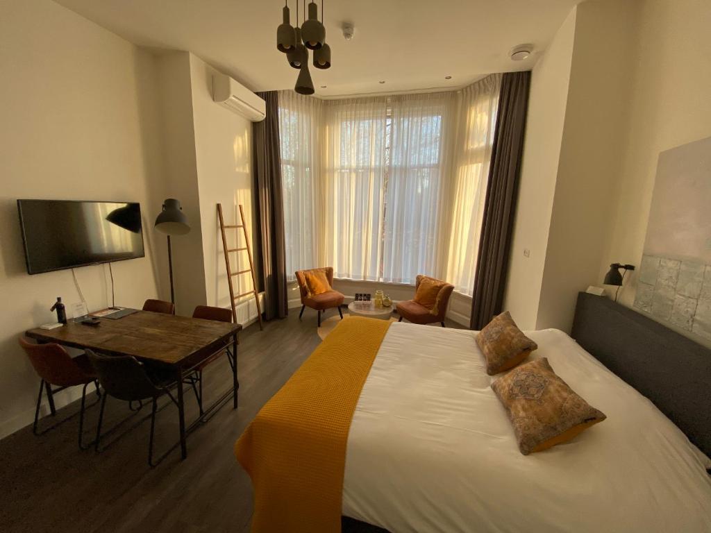Postel nebo postele na pokoji v ubytování Hotel Oranjestaete