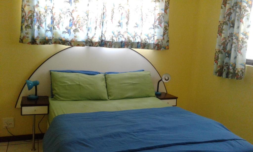 Een bed of bedden in een kamer bij Shore Breakers
