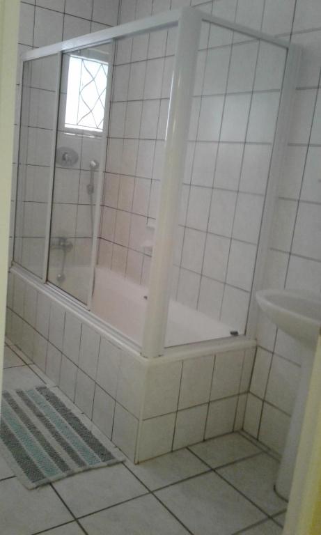 Een badkamer bij Shore Breakers