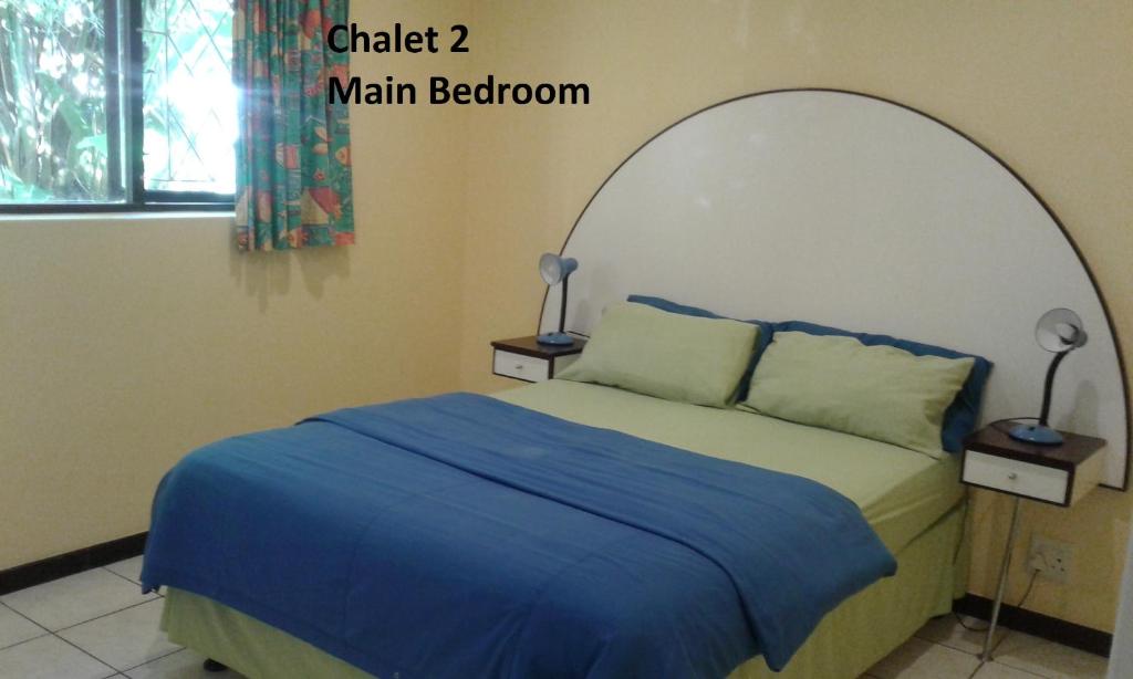 Een bed of bedden in een kamer bij Shore Breakers