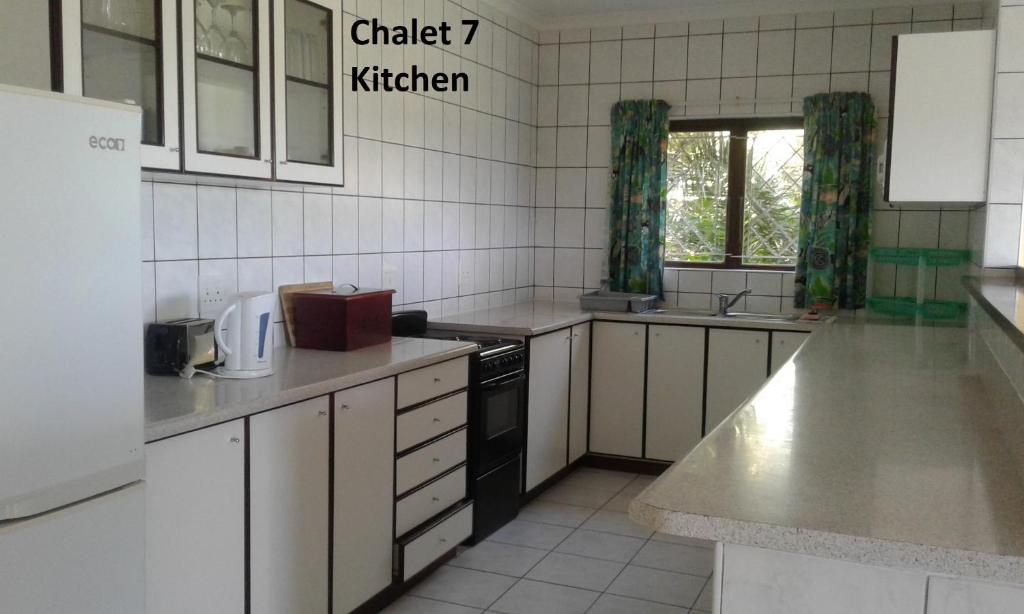 Een keuken of kitchenette bij Shore Breakers
