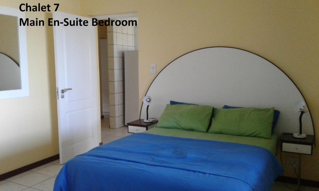 Een bed of bedden in een kamer bij Shore Breakers