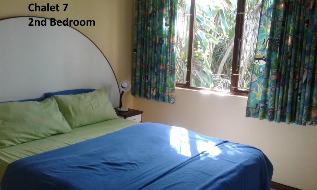 Een bed of bedden in een kamer bij Shore Breakers
