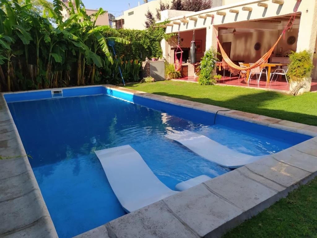 una piscina en el patio de una casa en Casa de alquiler San Juan en San Juan