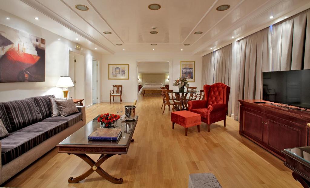 Televízia a/alebo spoločenská miestnosť v ubytovaní Piraeus Theoxenia Hotel