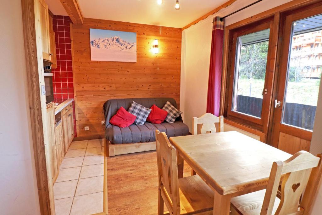 un salon avec une table et un canapé dans l'établissement Résidence Roc De Tougne, à Méribel