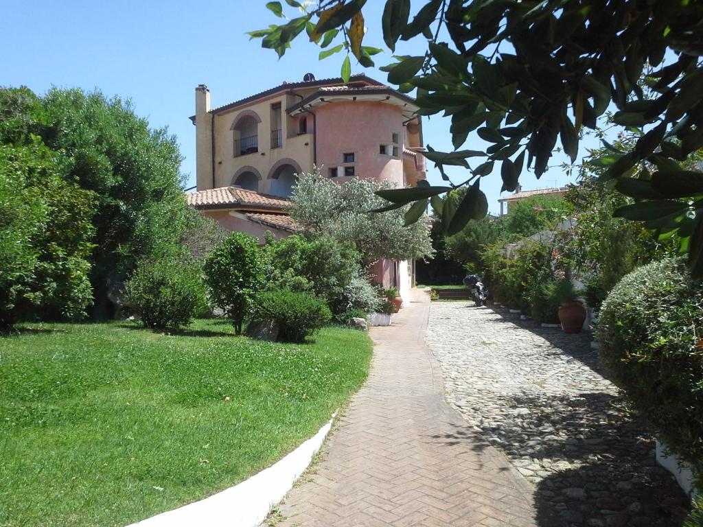 uma casa no meio de um jardim em Locanda Tipica Sa Corte em Oliena