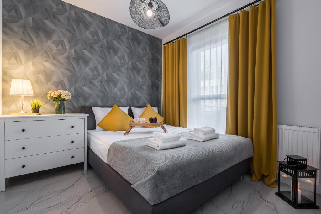 Posteľ alebo postele v izbe v ubytovaní 1555 Apartments I z miejscem parkingowym