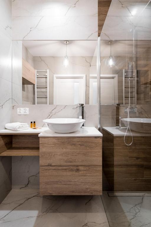 Kúpeľňa v ubytovaní 1555 Apartments I z miejscem parkingowym