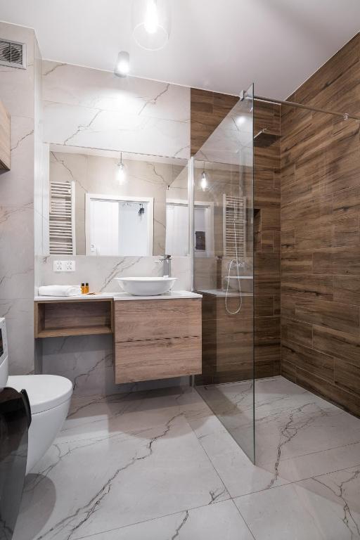 Kúpeľňa v ubytovaní 1555 Apartments I z miejscem parkingowym
