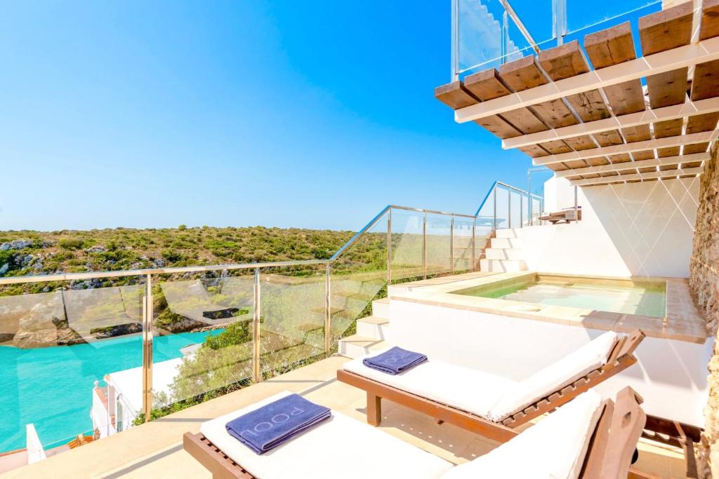 Bazén v ubytování Seafront Villa Bellavista with heated pool by DadoVillas nebo v jeho okolí