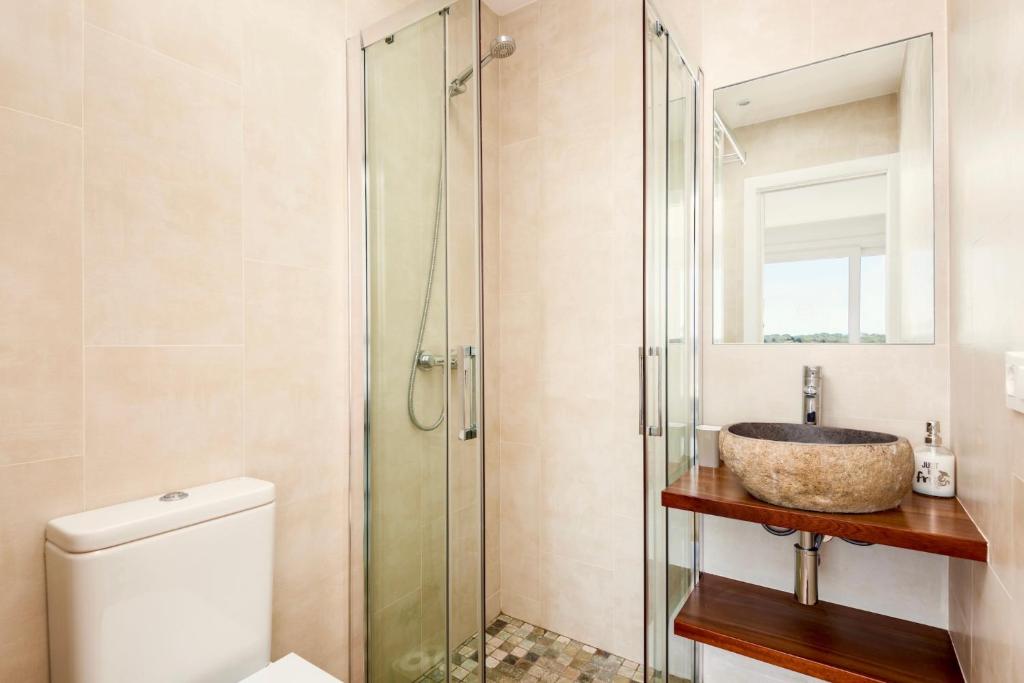 Koupelna v ubytování Seafront Villa Bellavista with heated pool by DadoVillas