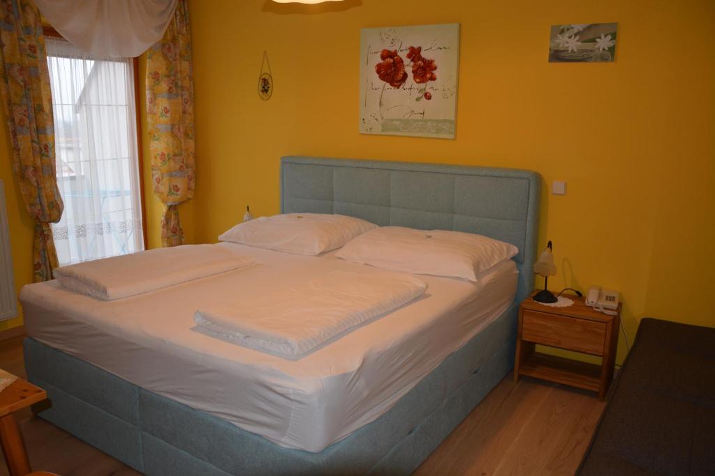 Postel nebo postele na pokoji v ubytování Hotel Rosenberg