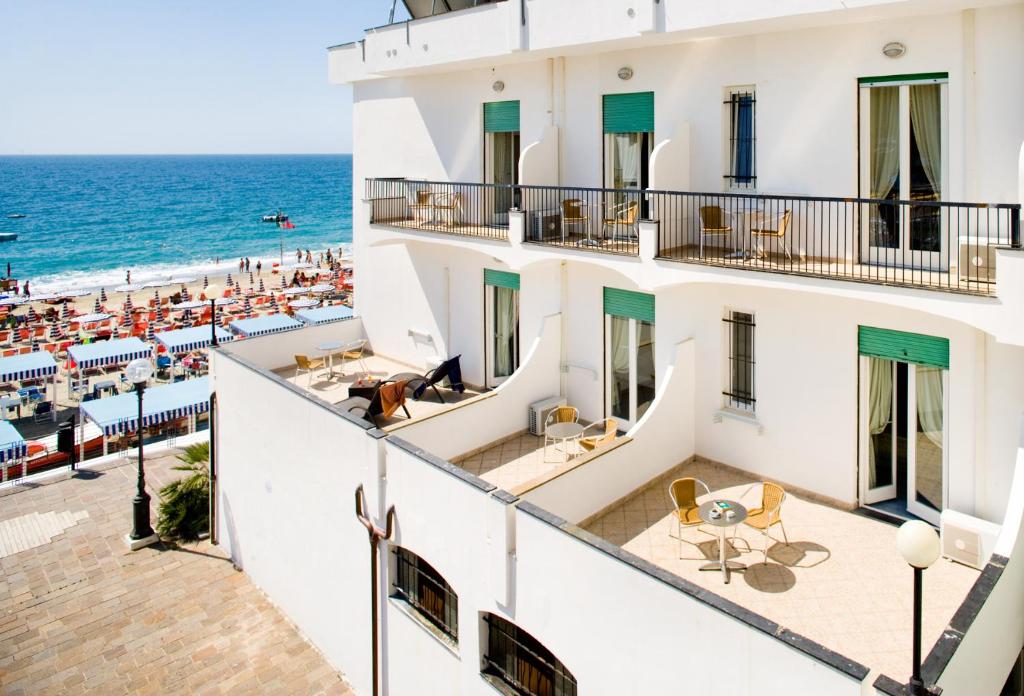 スポトルノにあるHotel Ligureのビーチの景色を望むアパートメントです。