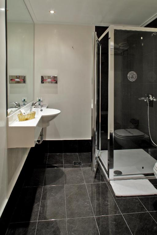 Kúpeľňa v ubytovaní Piraeus Theoxenia Hotel