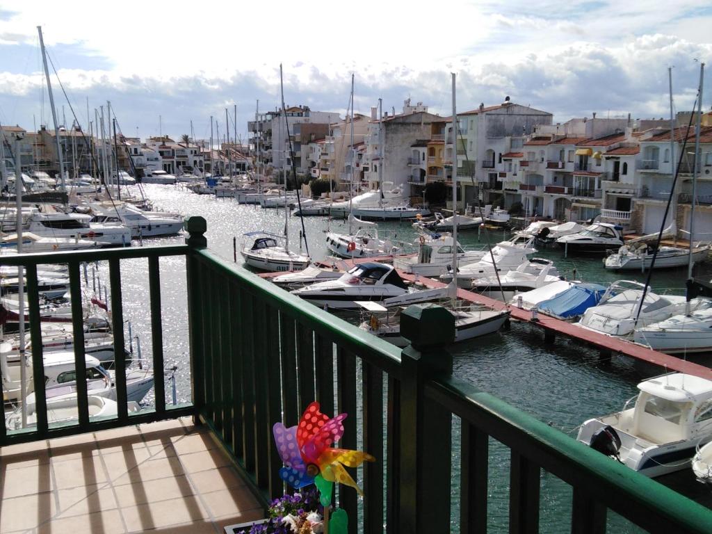エンプリアブラバにあるPort Ducalの水上のボートが乗るマリーナの景色