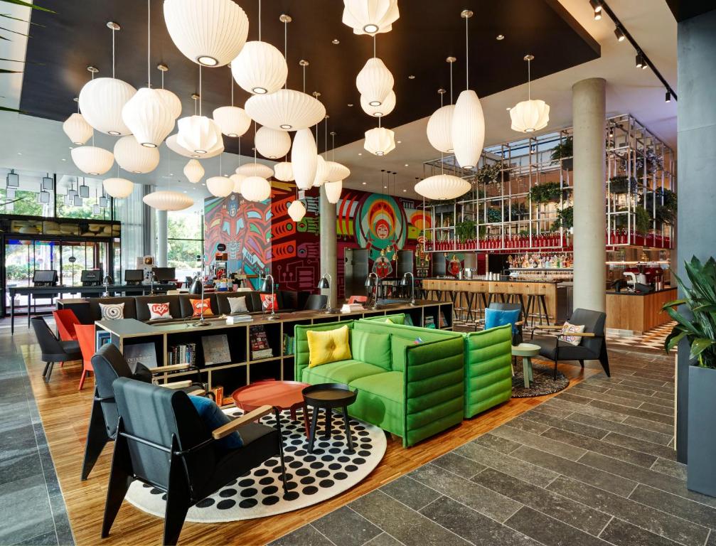 Ein Sitzbereich in der Unterkunft citizenM Seattle South Lake Union