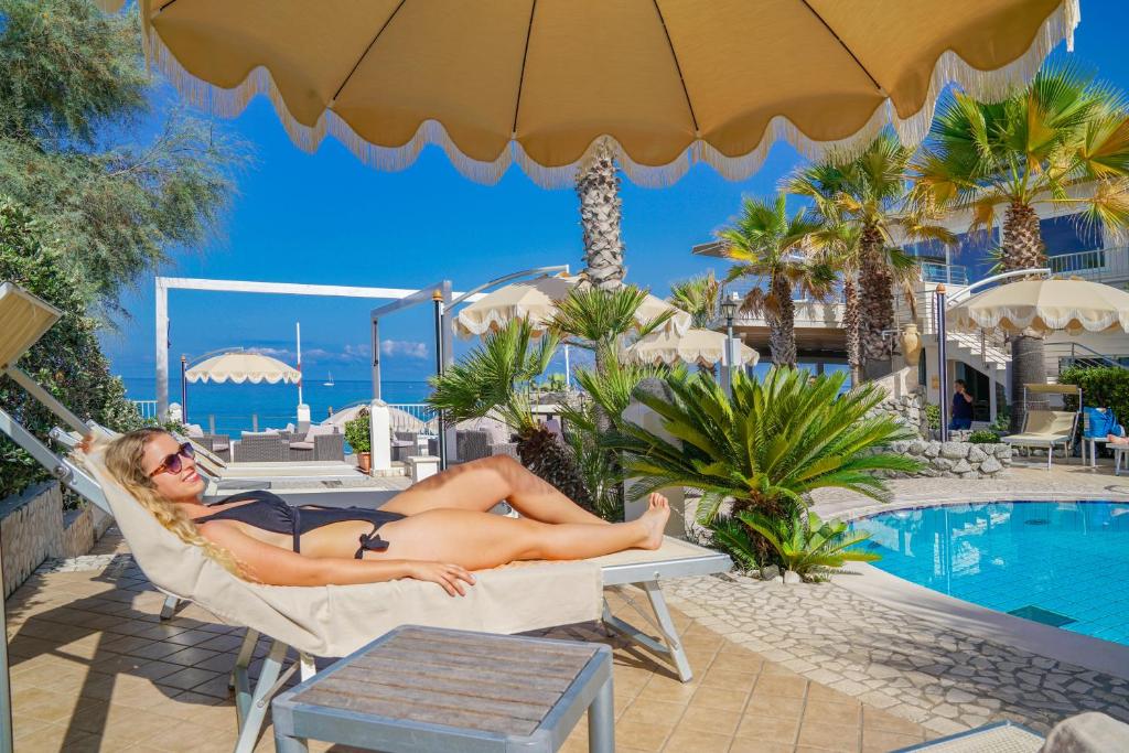 Bazén v ubytování Baia del Godano Resort & Spa nebo v jeho okolí