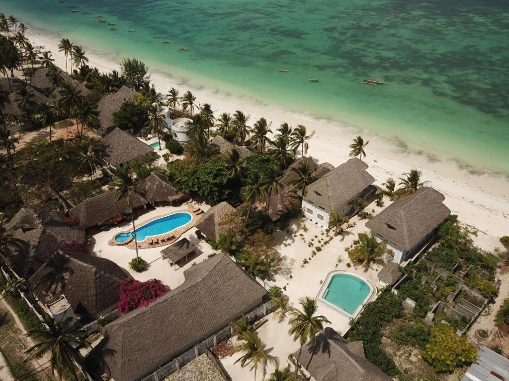 una vista aérea de una playa con un complejo en Sea View Lodge Boutique Hotel, en Jambiani