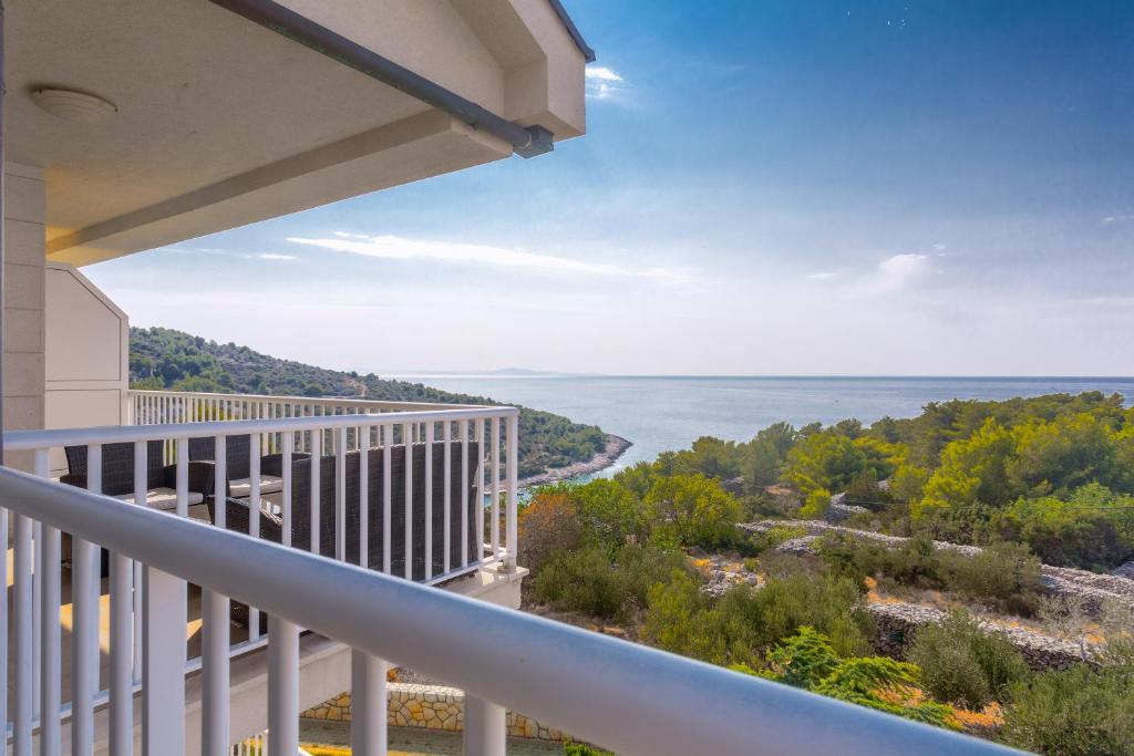 uma varanda com vista para o oceano em Sunlight Apartment Hvar em Hvar