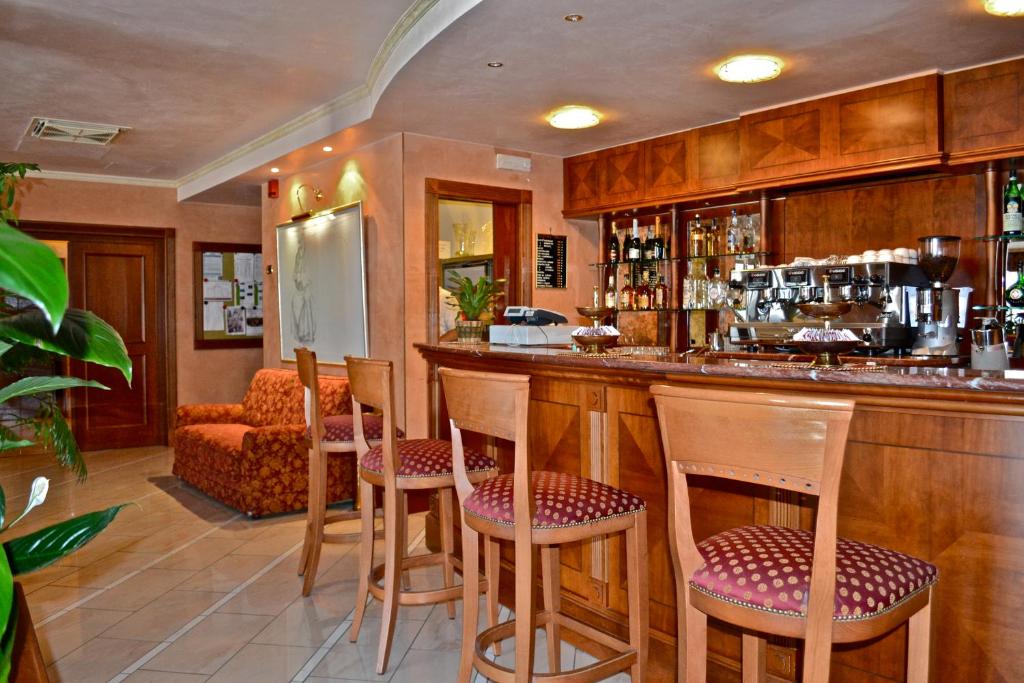Lounge nebo bar v ubytování Hotel Valle Rossa