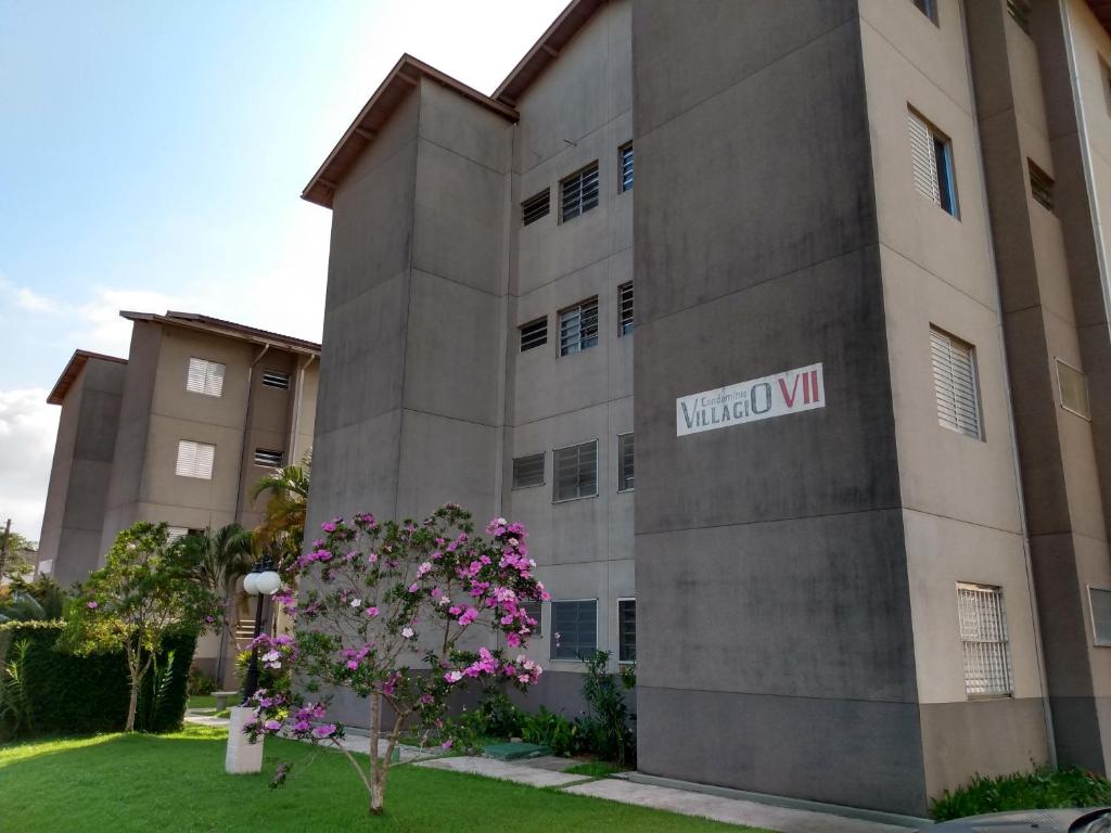 a building with a sign on the side of it at Condomínio Villagio de Maranduba VII - Praia do Sapê in Ubatuba
