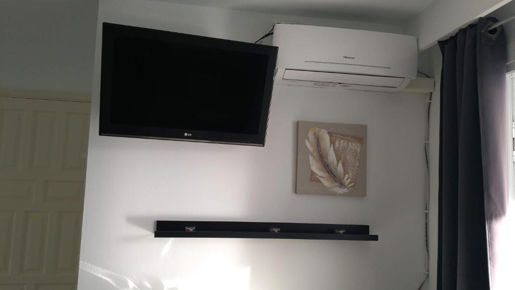 TV a/nebo společenská místnost v ubytování Los Arcos 304, Puerto del Carmen Lanzarote