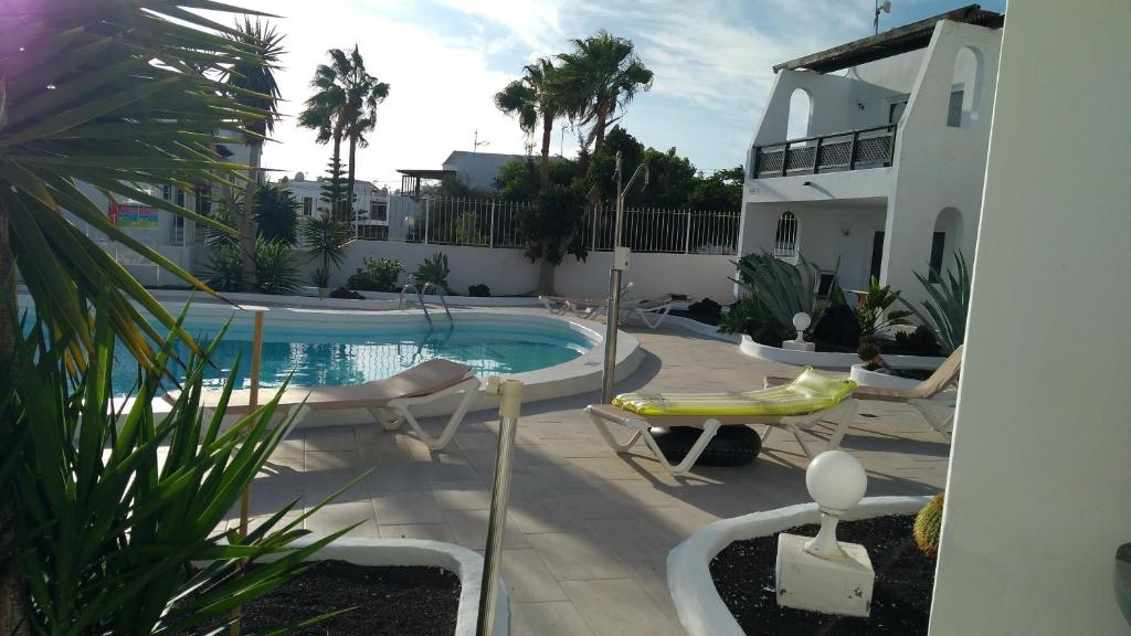 Bazén v ubytování Los Arcos 304, Puerto del Carmen Lanzarote nebo v jeho okolí