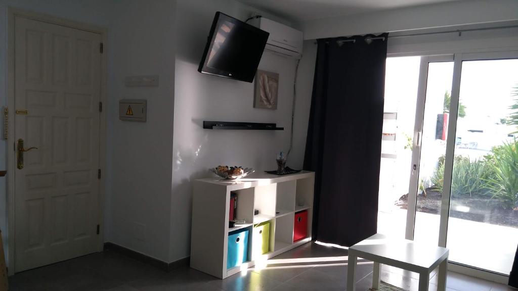 TV a/nebo společenská místnost v ubytování Los Arcos 304, Puerto del Carmen Lanzarote
