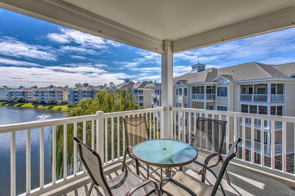 - un balcon avec une table, des chaises et l'eau dans l'établissement Resort Condo with Pool Access Less Than 2 Mi to Beach and Golf, à Myrtle Beach