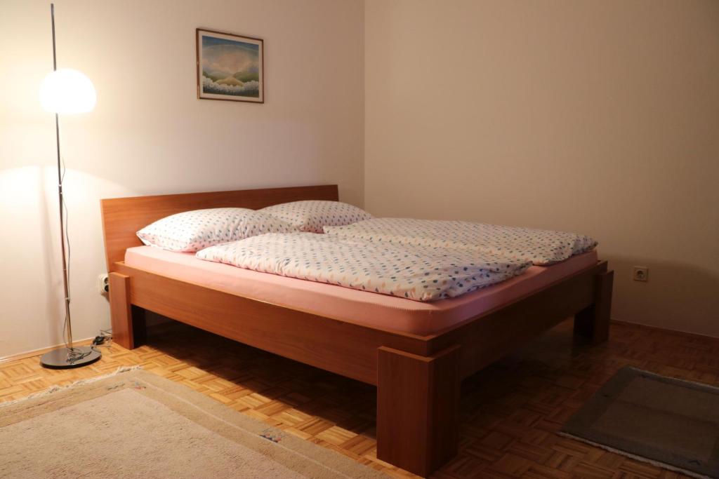 een slaapkamer met een bed in een kamer bij Apartman UNA Travnik in Travnik
