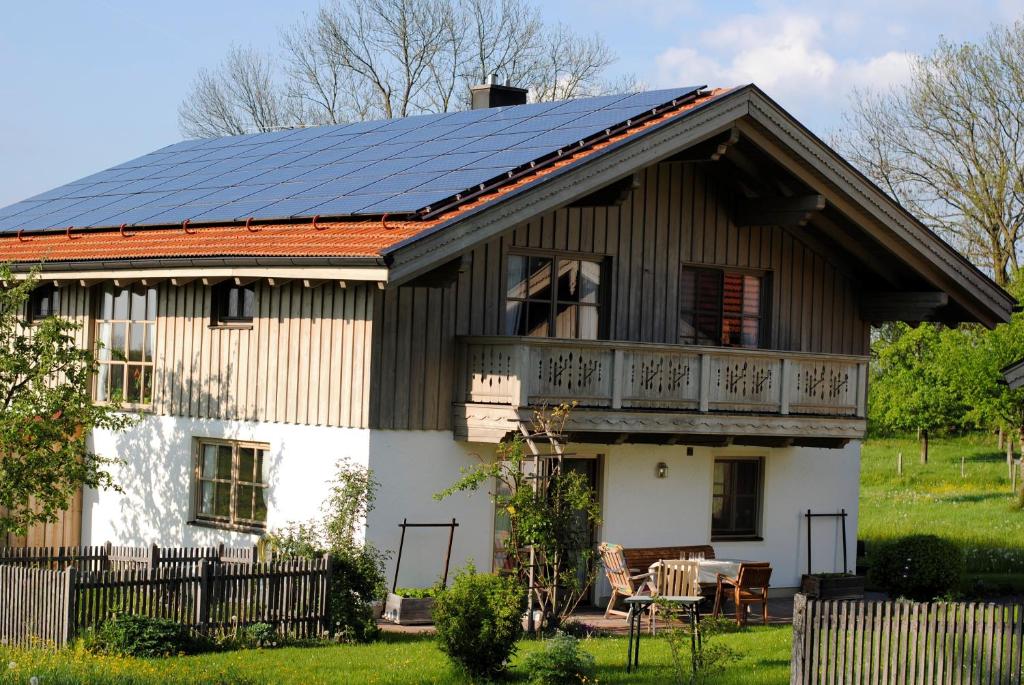 une maison avec des panneaux solaires sur le toit dans l'établissement Ferienwohnung Wallner, à Bad Feilnbach
