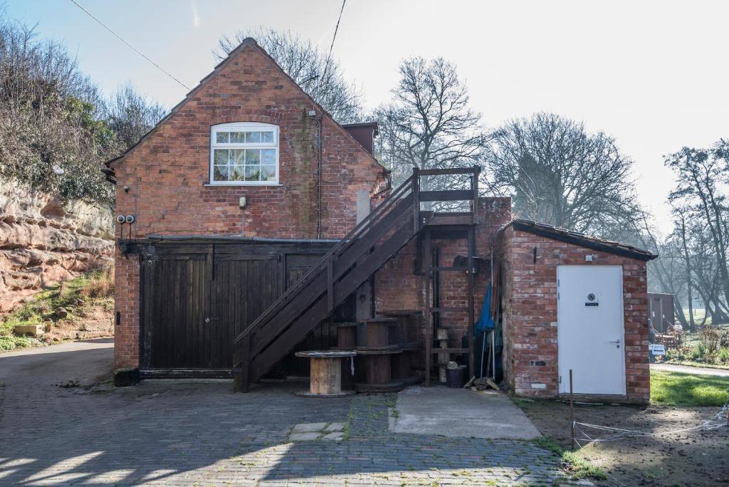 صورة لـ 17th-Century One Bed Studio with Parking & Garden! في Elkesley