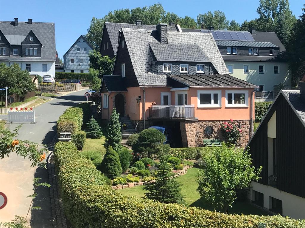 una casa con jardín en un barrio residencial en Landhaus Büttner Altenberg, en Kurort Altenberg