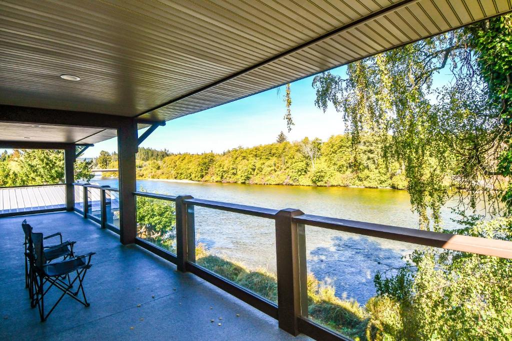 Výhled na řeku, která protéká v blízkosti hotelu