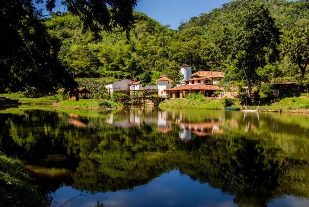 een huis aan de kant van een meer bij Estancias Duvivier Hotel Fazenda in Três Rios