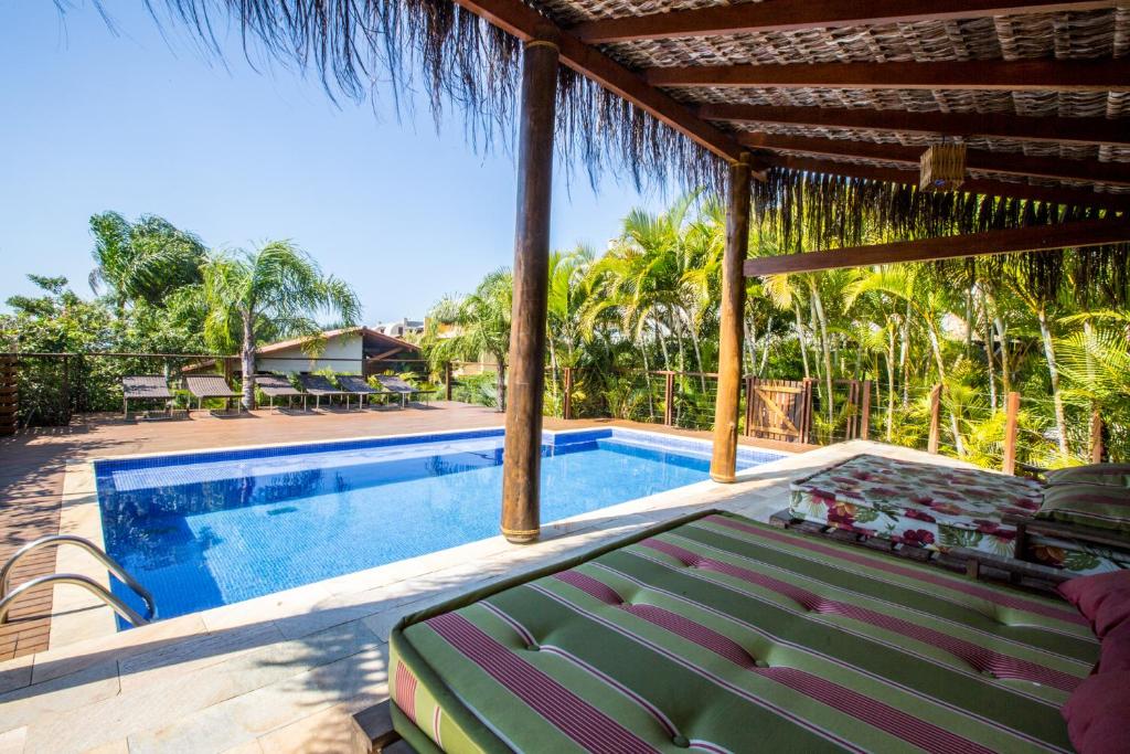 una imagen de una piscina en una villa en Pousada Vila Tamarindo Eco Lodge, en Florianópolis